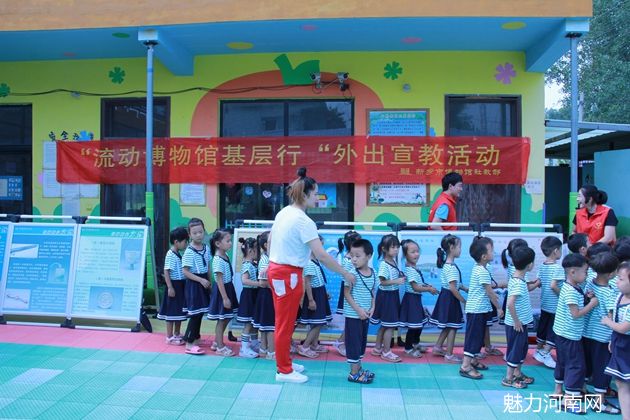走基层 新乡爱心志愿者走进延津小花朵幼儿园